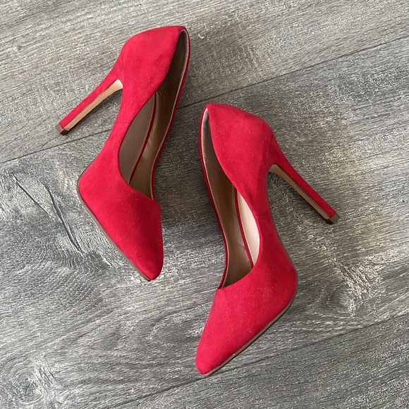 Pointed Red Heels - Picture 2 of 4